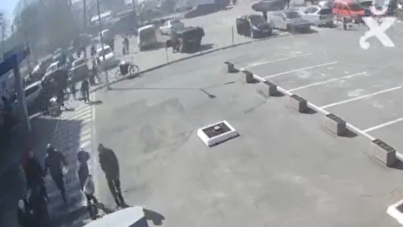 VIDEO Momentul în care o rachetă rusească lovește civili ucraineni la un centru de distribuire a ajutoarelor umanitare