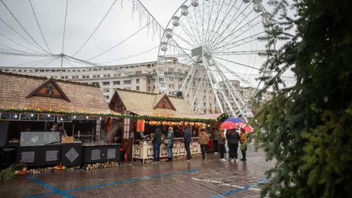 Peste 900.000 de vizitatori au trecut pragul Târgului de Crăciun din Piaţa Constituţiei / Atmosfera a fost  întreţinută de peste 200 de artişti prin 57 de prestaţii live