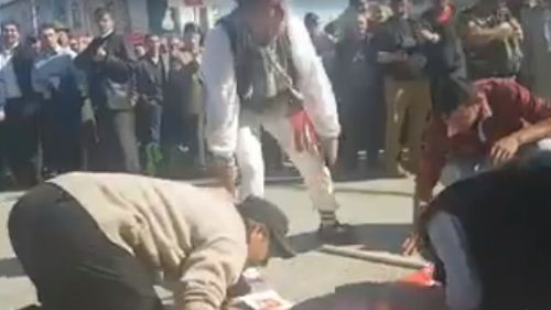 VIDEO Susținători ai PSD, filmați în timp ce sărută pancartele cu mesaje pro-PSD, se închină la ele și își fac semnul crucii