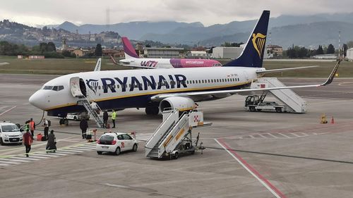 Pilotul unui avion Ryanair, scos inconștient din aeronavă, pe Aeroportul Cluj / Traficul pe aeroport a fost oprit, luni seară