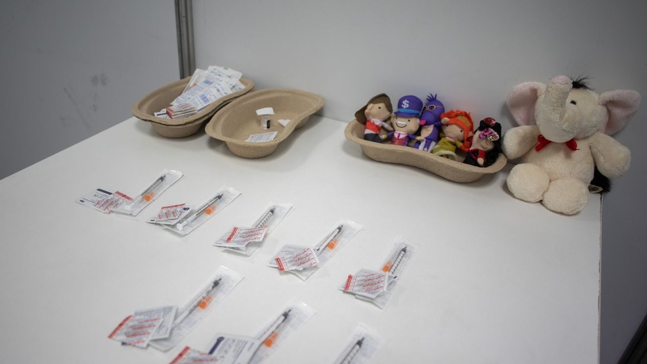 Un medic şi alţi trei angajaţi de la un cabinet, reţinuţi pentru că ar fi vaccinat fictiv 82 de persoane / Faptele s-au produs în perioada iunie – octombrie 2021