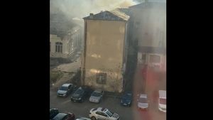 VIDEO Un incendiu a izbucnit în clădirea nefuncțională a liceului Timpuri Noi, din Sectorul 3 / Al doilea incendiu în 3 zile în curtea liceului
