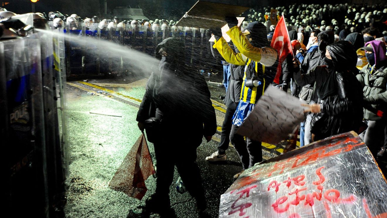 Peste 150 de arestări în conducerea aflată în opoziţie a oraşului Izmir, ”un proces asemănător celui de la Istanbul”, acuză Partidul Republican al Poporului