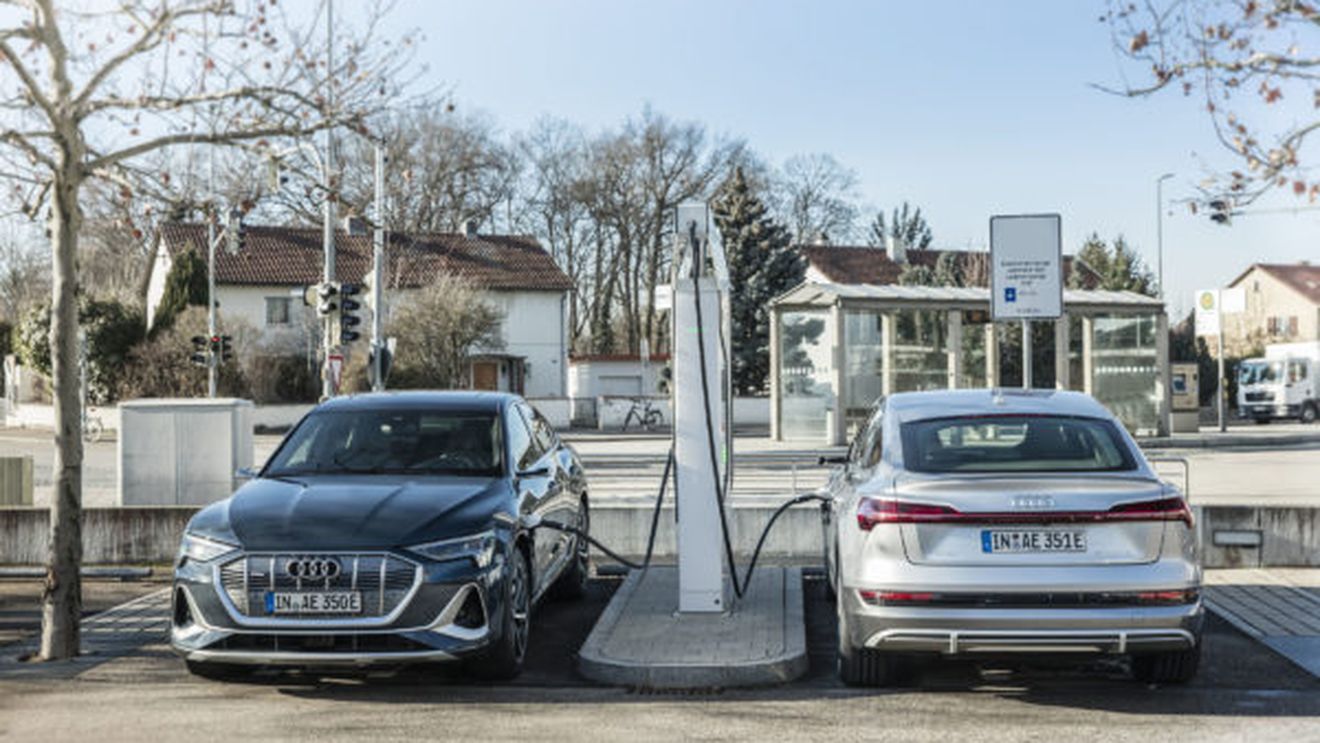 Audi renunţă din 2026 la maşinile cu motor pe benzină şi motorină, dar și la hibride. Constructorul german va produce exclusiv mașini electrice