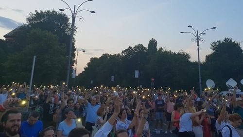 VIDEO Cele mai dure proteste din București: zeci de manifestanți băgați în dube, ziarist german ridicat de jandarmi, tensiune între protestatari și autorități