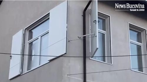 UPDATE Imaginile cu şcoala din comuna suceveană Țibeni au devenit virale pe internet. Primarul susține că aparentele uși montate la ferestre sunt obloane anti-foc