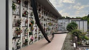 Cimitir din Italia, devastat / O bandă de români e suspectată de faptă / Hoții au abandonat obiecte de cupru în greutate de 500 de kilograme: sfinți, madone, amfore și cruci / Poliția a găsit camioneta folosită de hoți