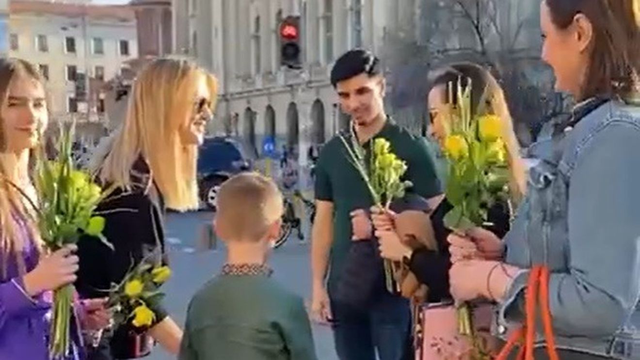VIDEO Copii ucraineni, împreună cu mamele lor, au oferit flori bucureștenilor, în semn de mulțumire pentru sprijinul acordat