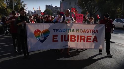 VIDEO Marș pentru drepturile LGBTI, cu mesaje adresate candidaților la prezidențiale: „Drepturile LGBTI sunt drepturi ale omului”