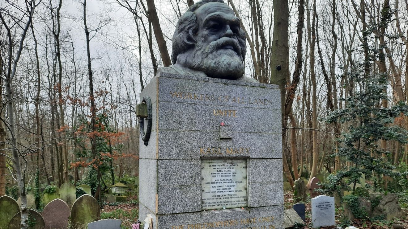 Vreți să fiți înhumat(ă) în Cimitirul Highgate din Londra aproape de mormântul lui Karl Marx? Vă va costa un chilipir: 25.000 de lire sterline