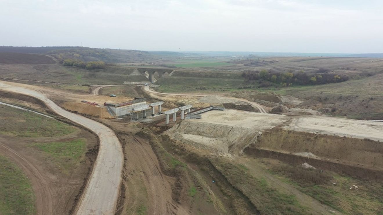 Licitația pentru finalizarea construcţiei tronsonului 1 al Drumului Expres Craiova-Piteşti, relansată / Grindeanu: Stadiul lucrărilor la data rezilierii contractului iniţial era de 57,06%
