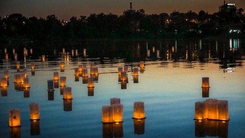 Festival dedicat lampioanelor pe apă, pe malul Lacului Floreasca/ O tradiţie thailandeză veche de peste 700 de ani, cu dorințe și mulțumiri
