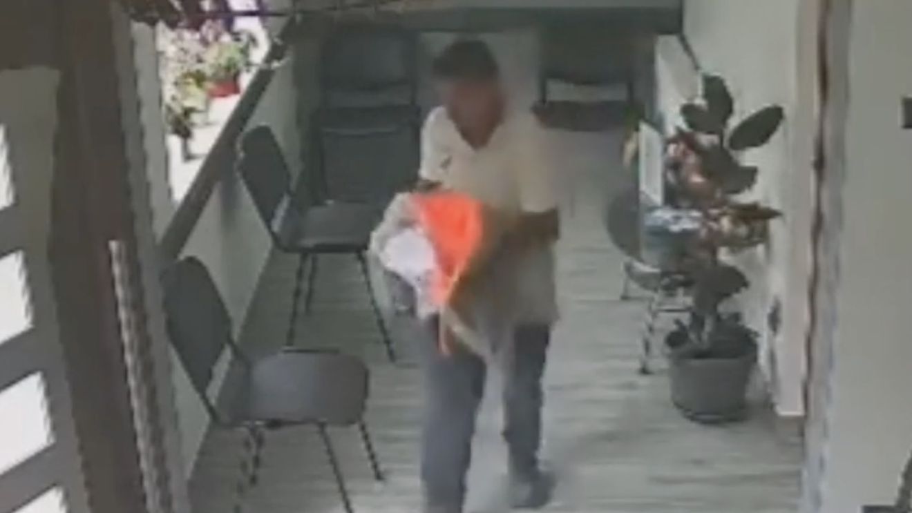Un bărbat din Caransebeș, filmat cum fură banii donați pentru o fetiță cu cancer / Voia să-i joace la păcănele / Banii se aflau într-o cutie de donații, la un cabinet medical