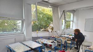 VIDEO Imagini dintr-o sală de clasă de la Liceul Bolintineanu, afectat de deflagrația blocului de pe Calea Rahovei / Au fost elevi care au suferit răni ușoare / Liceul a fost evacuat