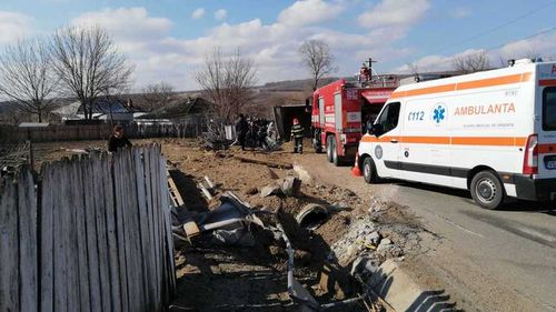 Un camion s-a răsturnat şi a rupt un stâlp de electricitate, care a căzut peste doi copii în Vaslui/ Unul dintre copii este în stare gravă şi va fi dus cu elicopterul SMURD la Iaşi