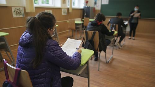 Prefectul Capitalei va convoca CMBSU pentru marți dacă incidenţa COVID rămâne descendentă / Comitetul ar urma să decidă ca toți elevii să meargă la școală în format fizic, cel mai probabil de miercuri