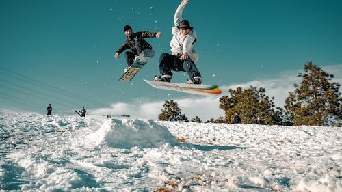 Risc însemnat de avalanşă în Munţii Bucegi. Salvamontiştii recomandă schiorilor să nu iasă de pe pârtiile amenajate