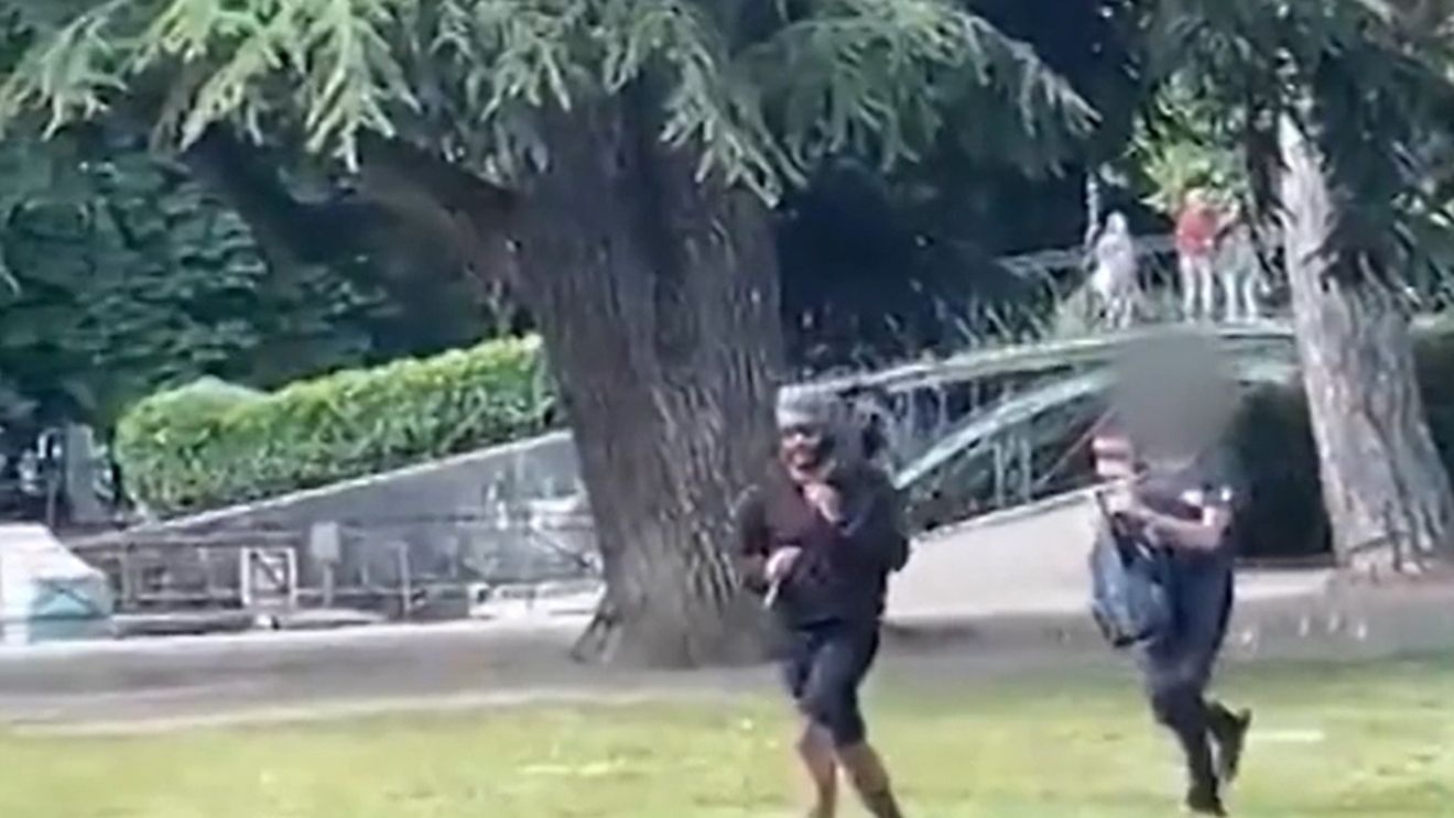 Atac cu cuțitul la Annecy: Cine este "eroul cu rucsacul", tânărul de 24 de ani care a ajutat la prinderea agresorului