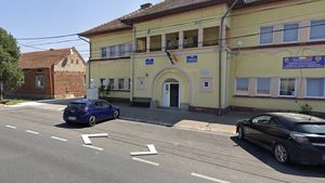 Strada „Genoveva de Brabant” în comuna Constantin Daicoviciu / Consilierii locali se plâng de felul în care sunt denumite noile străzi în localitate / Străzile „Zis”, „Tranziției” și ”Mahală” sunt printre acestea