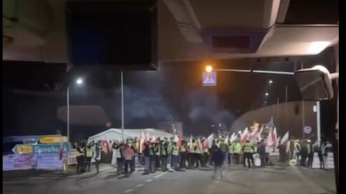 O pancartă apărută alături de steagul sovietic la protestele fermierilor polonezi a stârnit furia Kievului. Varşovia deschide o anchetă