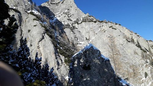 Salvamontiștii din Bușteni caută trei turişti blocaţi pe traseul Jepii Mari, după ce au rămas fără lanternă