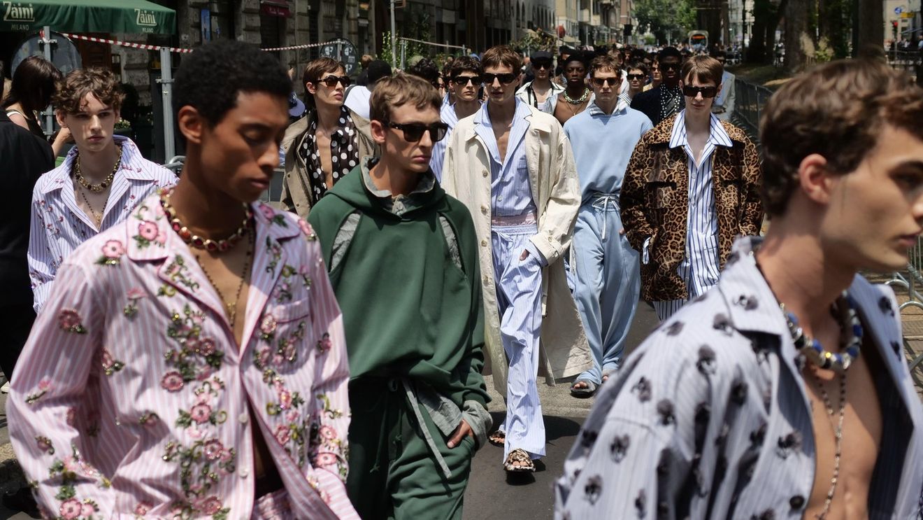 De la dormitor la catwalk: pijamalele de lux, noul statement al modei masculine