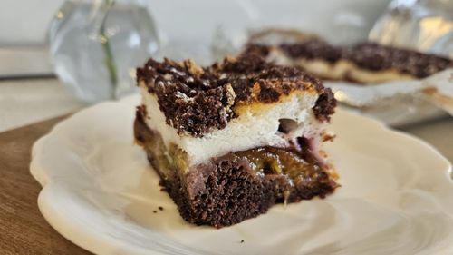 Desert de weekend: Prăjitură cu prune și glazură fină, de sezon și super-simplu de preparat