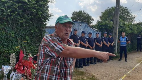 FOTO Jandarmii păzesc casa lui Gheorghe Dincă pentru ca familia Luizei să nu intre. Oamenii spun că autoritățile nu comunică deloc cu ei