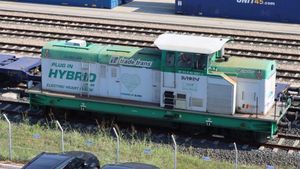 Prima locomotivă hibrid, construită în România, funcționează în județul Arad / Locomotiva poate tracta trenuri lungi de 600 de metri