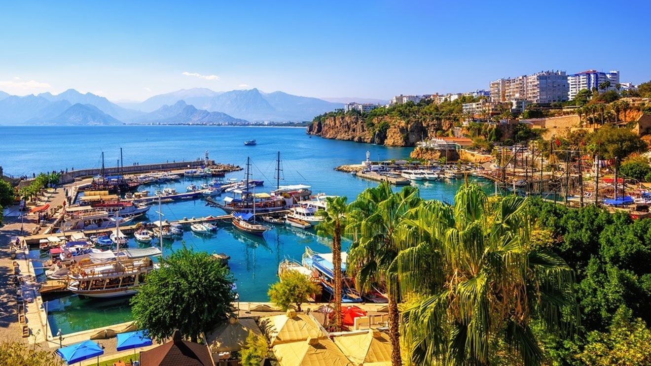 Nou record turistic în Antalya datorită rușilor, interziși în alte destinații europene