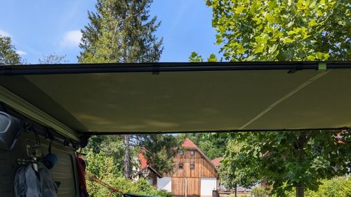 Un ARO vechi de 40 de ani, transformat în casă pentru o călătorie prin Europa / ”Avem pat frigider, electricitate, bucătărie, chiar și duș”