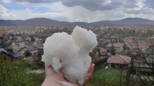 FOTO Cod galben de descărcări electrice şi grindină în mai multe județe/ Imagini cu grindina din Zalău