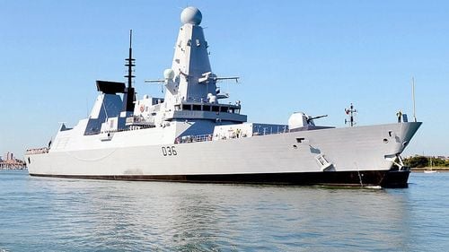 BREAKING Kremlinul susține că o navă rusească a tras focuri de avertisment asupra unui distrugător britanic lângă Crimeea, Marea Britanie neagă incidentul