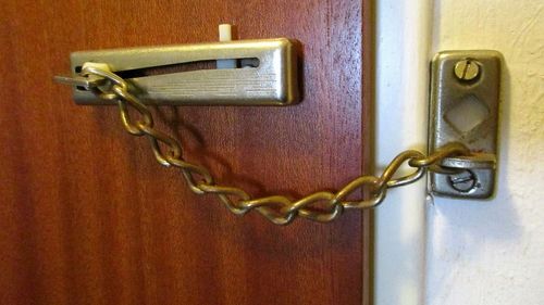 Un tânăr de 18 ani este acuzat de evadare, pentru că nu a respectat măsurile impuse prin arestul la domiciliu