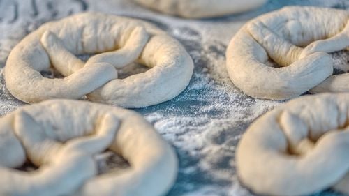 Fabrică de covrigi închisă de Protecția Consumatorilor, la Galați, după ce inspectorii au găsit viermi în produse