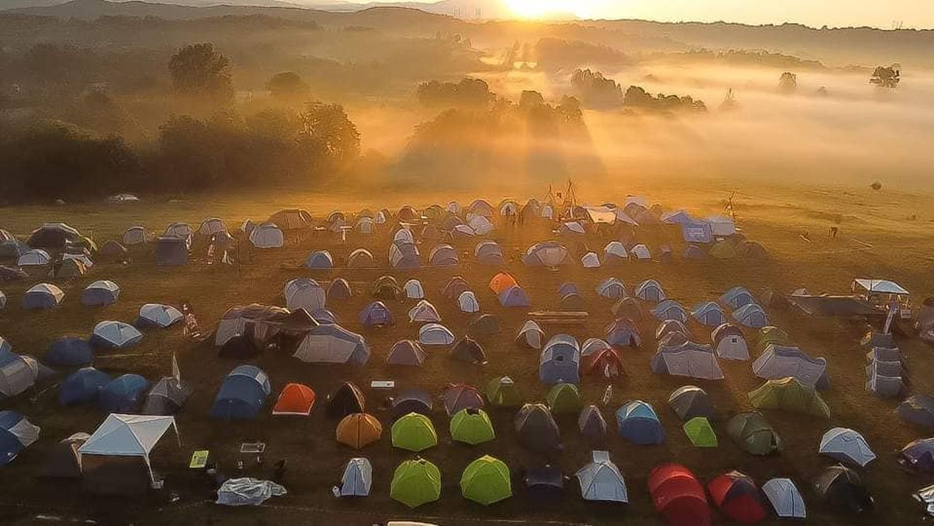 În vacanță cu Cercetașii: cum sunt gândite drumețiile cu relaxare și învățare, cum poți participa la tabere internaționale cu mii de alți tineri