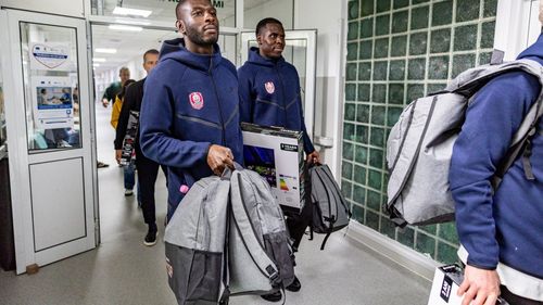 FOTO Fotbaliștii de la CFR Cluj, vizită cu surprize pentru copiii bolnavi de cancer, la Institutul Oncologic