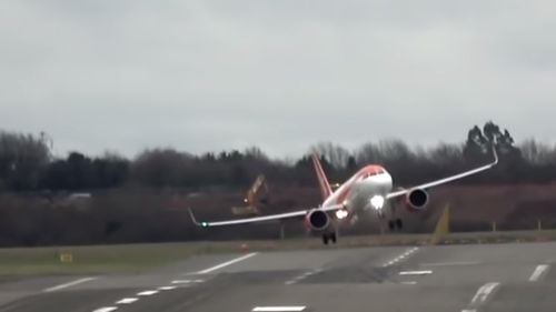 VIDEO Uraganul Eunice, cel mai puternic în 30 de ani, provoacă perturbații majore în Marea Britanie. Imagini cu un avion care are dificultăți la aterizare