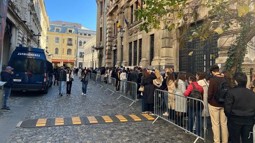 VIDEO&FOTO Cozi impresionante de alegători la cele trei secții de votare din București / Mii de moldoveni așteaptă să-și voteze președintele și la referendum