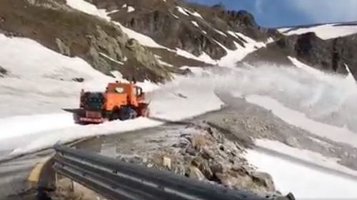 Lapoviţă şi ninsoare în zonele montane / Drumarii intervin pe Transalpina, între Rânca şi Obârşia Lotrului