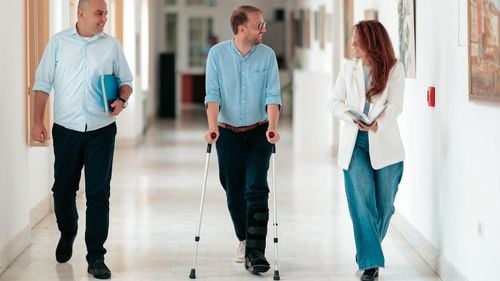 Primarul municipiului Timişoara, în cârje la serviciu / Dominic Fritz: Am o entorsă urâtă la piciorul stâng şi trebuie să-l imobilizez o vreme