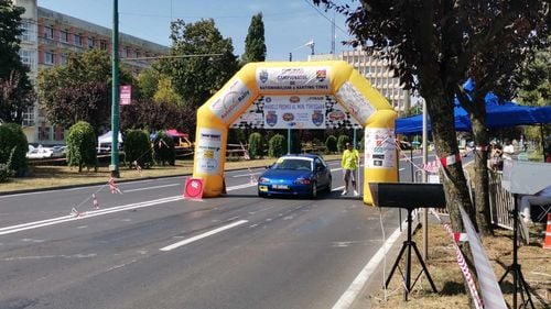 VIDEO Raliu pe bulevardele din Timișoara. Amatori și profesioniști, mașini de curse și autoturisme de stradă. ”În loc să primească o amendă, primesc o cupă sau o diplomă”
