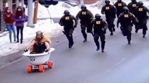 Fostă consilieră a lui Biden, păcălită de un clip AI în care agenții ICE urmăresc un viking aflat într-o cadă pe străzile din Minnesota
