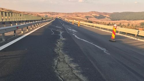 BREAKING Noi probleme pe autostrada Orăștie – Sibiu, unde asfaltul s-a lăsat pe o porțiune de 82 de metri. Viteza redusă la 60 km/oră în zona afectată