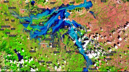 Imagini din satelit arată inundațiile fără precedent din regiunea grecească Tesalia / Râul Pinios, pe cale de a se revărsa în interiorul orașului Larissa