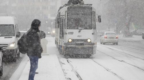 UPDATE Trafic îngreunat în Capitală din cauza ninsorii: Tramvaie deraiate, copaci căzuți, mijloace de transport blocate din cauza dâmburilor de zăpadă/ Peste 200 de utilaje intervin pe arterele principale/ Recomandările autorităților
