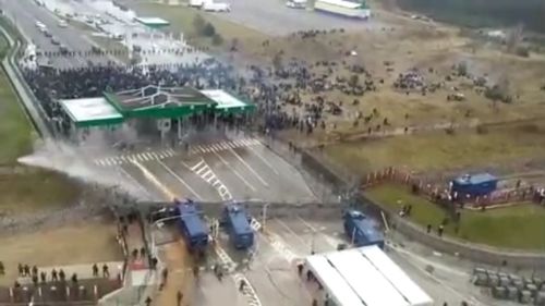 Confruntare între forțele de ordine poloneze și migranții care au luat cu asalt punctul de trecere Kuznica / Migranții rup gardurile de sârmă ghimpată / Polițiștii folosesc tunuri cu apă și gaze lacrimogene