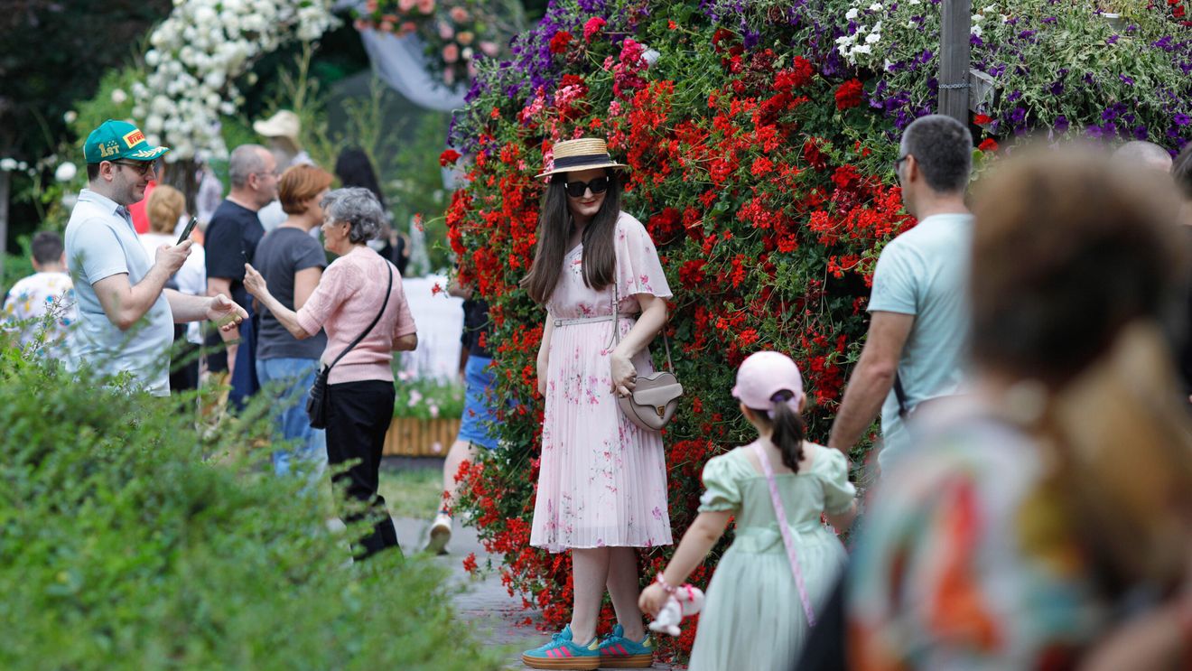 Peste 300.000 de vizitatori la West Side Flower Fest 2026: Parcul Drumul Taberei și zona pietonală din jur, închisă circulației auto, s-au transformat într-o grădină urbană cu 14 amenajări tematice și peste 100.000 de flori