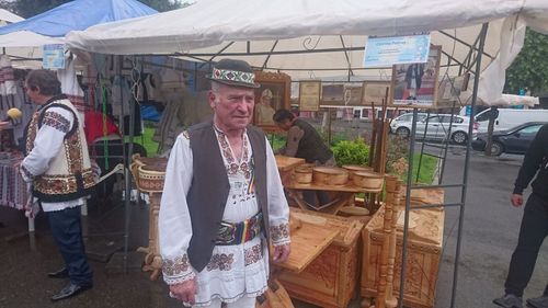 REPORTAJ Meserii uitate: Lada de zestre fără de care fetele nu se măritau, reînviată de dulgherul Petruţ Chirteş din Mureș