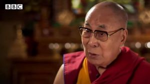 Dalai Lama face apel la pace: Războiul este depășit, non-violența este singura cale/ Secolul al XX-lea a fost un secol de război și vărsare de sânge, secolul XXI trebuie să fie un secol de dialog